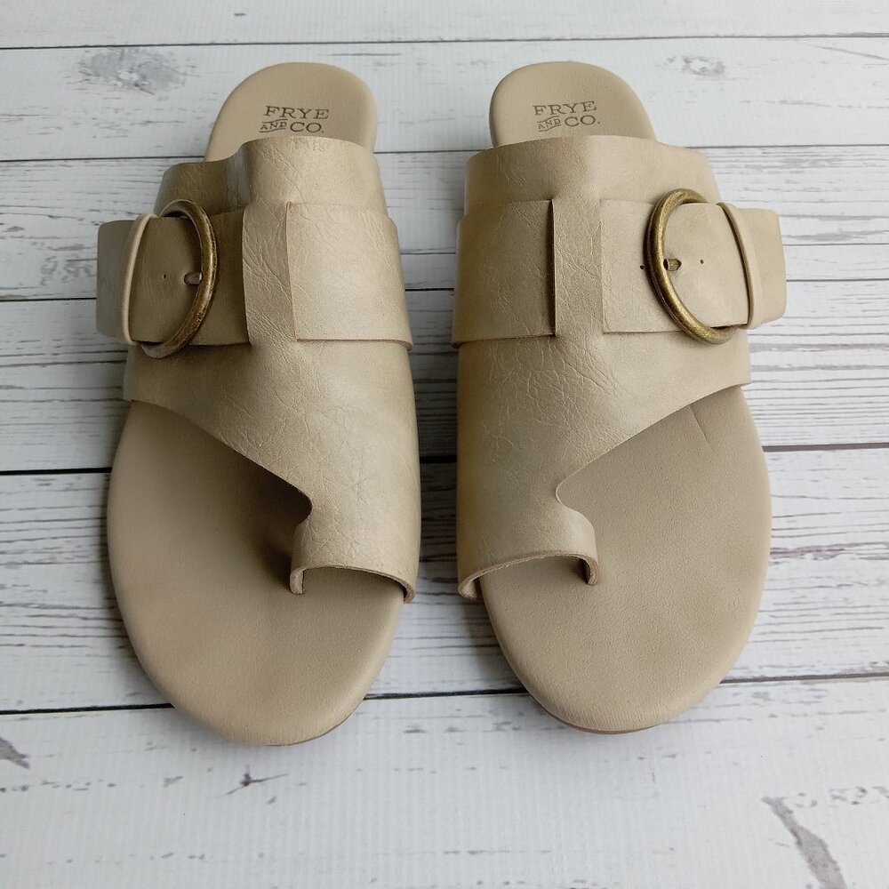 Frye and Co Quincey Toe Loop Sandals Sz 8.5 Taupe Low Wedge Buckle Strap Comfort